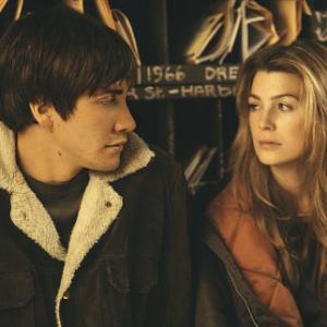 Still of Jake Gyllenhaal and Ellen Pompeo in Moonlight Mile 2002