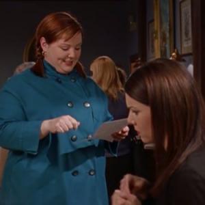 Still of Lauren Graham and Melissa McCarthy in Gilmore Girls (2000)