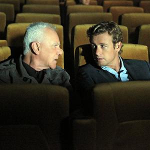 Still of Malcolm McDowell and Simon Baker in Mentalistas 2008