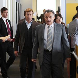 Still of Robin Tunney, Simon Baker and Ray Wise in Mentalistas (2008)
