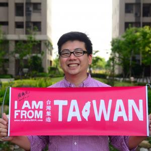 Holding the I Am From Taiwan banner to promote Taiwan.