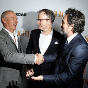 Michael Keaton Tom McCarthy and Mark Ruffalo at event of Sensacija 2015