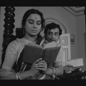 Still of Soumitra Chatterjee and Madhabi Mukherjee in Charulata 1964