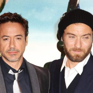 Jude Law and Robert Downey Jr. at event of Serlokas Holmsas: Seseliu zaidimas (2011)