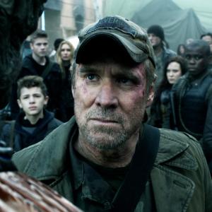 Still of Will Patton Sarah Carter Colin Cunningham Mpho Koaho Maxim Knight and Connor Jessup in Krentantis dangus 2011