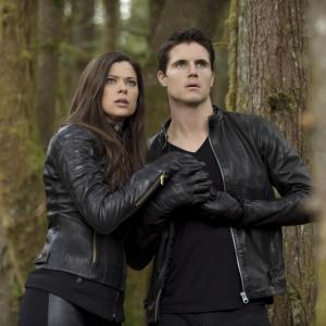 Still of Peyton List and Robbie Amell in The Tomorrow People (2013)