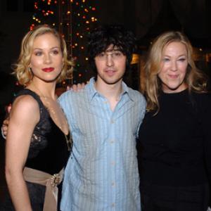 Christina Applegate, Catherine O'Hara and Josh Zuckerman at event of Surviving Christmas (2004)