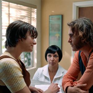 Still of Joaquin Phoenix, Michelle A. Sinclair and Maya Rudolph in Zmogiska silpnybe (2014)