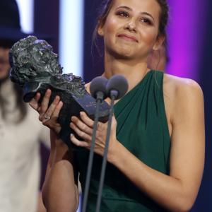 Irene Escolar winning Best New Actress in the Goya Awards for her first leading role in An Autumn without Berlin