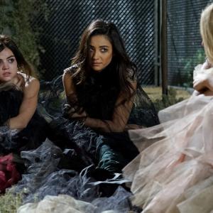 Still of Lucy Hale and Pretty Little Liars in Jaunosios melages 2010