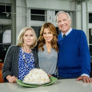 Still of Candace Cameron Bure, Joyce Cohen and Robert Pine in Christmas Under Wraps (2014)