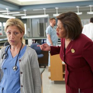 Still of Edie Falco and Anna Deavere Smith in Nurse Jackie 2009
