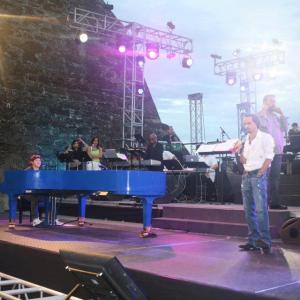 Kaydean Phillips performing live with Marc Anthony, Arthur Hanlon, Cucco Pena and Janid
