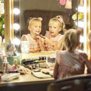 Still of Tyla Jones and Calla Jones in The Unauthorized Full House Story 2015