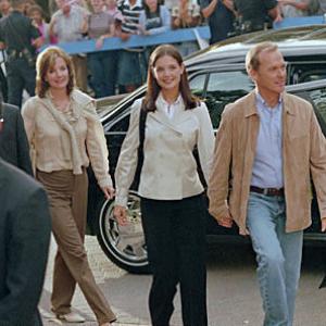 Still of Michael Keaton, Katie Holmes and Margaret Colin in First Daughter (2004)