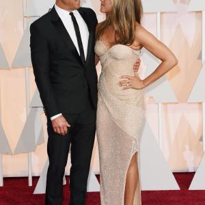 Jennifer Aniston and Justin Theroux at event of The Oscars (2015)