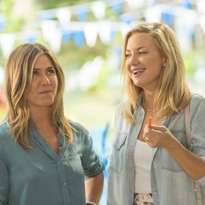 Still of Jennifer Aniston and Kate Hudson in Mother's Day (2016)