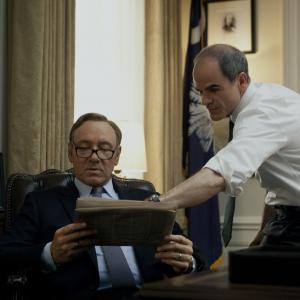 Still of Kevin Spacey and Michael Kelly in Kortu Namelis 2013