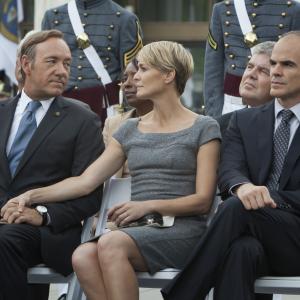 Still of Kevin Spacey Robin Wright and Michael Kelly in Kortu Namelis 2013