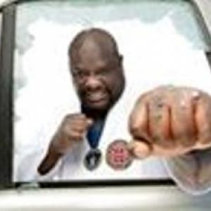 Kevin Taylor breaking 20 car door windows with his fist in under 2 minutes. In Roma (Rome) Italy 2010