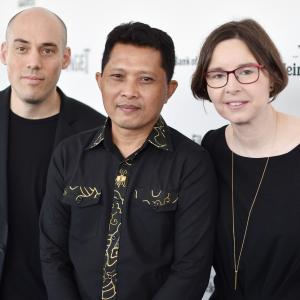 Joshua Oppenheimer, Signe Byrge Sørensen and Adi Rukun at event of 31st Film Independent Spirit Awards (2016)