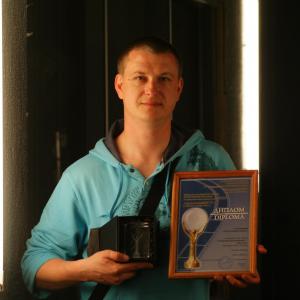 Stan Lanovoy accepting special prize for the pilot episode of Tovarishi Politseyskie TV series at Detective Fest